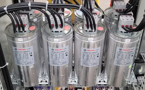 Banco de capacitores con indicadores térmicos